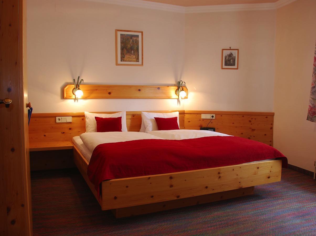 Dorf Hotel Gruener Baum Maria Laach am Jauerling Chambre photo